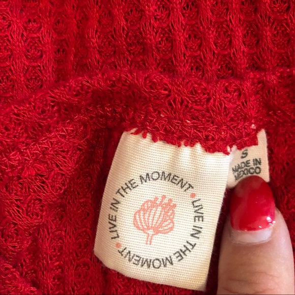 🌺 Live in the moment Red Women’s Shirt Size S - Picture 5 of 8